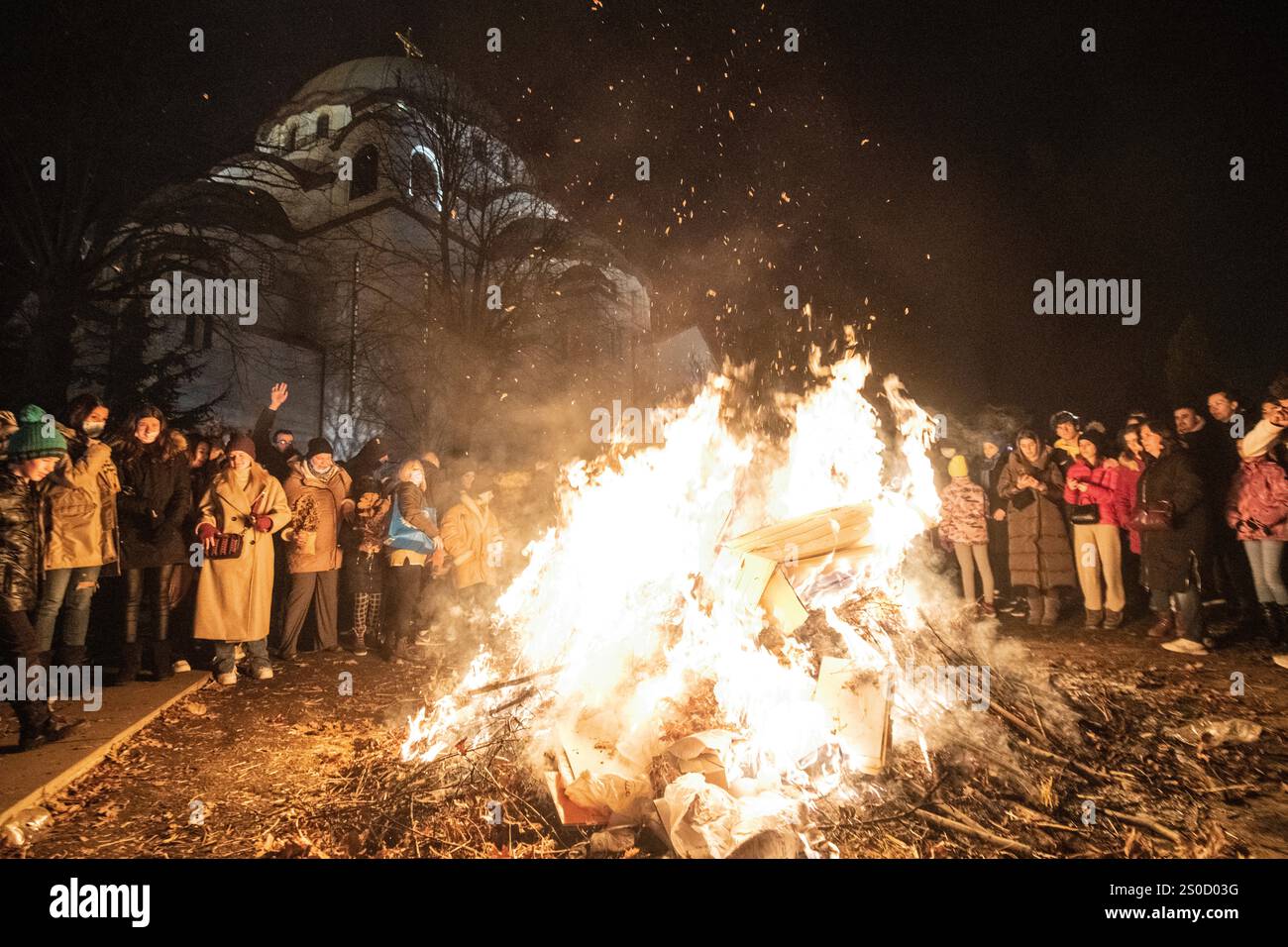 Falò tradizionale durante la vigilia di Natale ortodossa. Tempio di Santa Sava, Belgrado Foto Stock