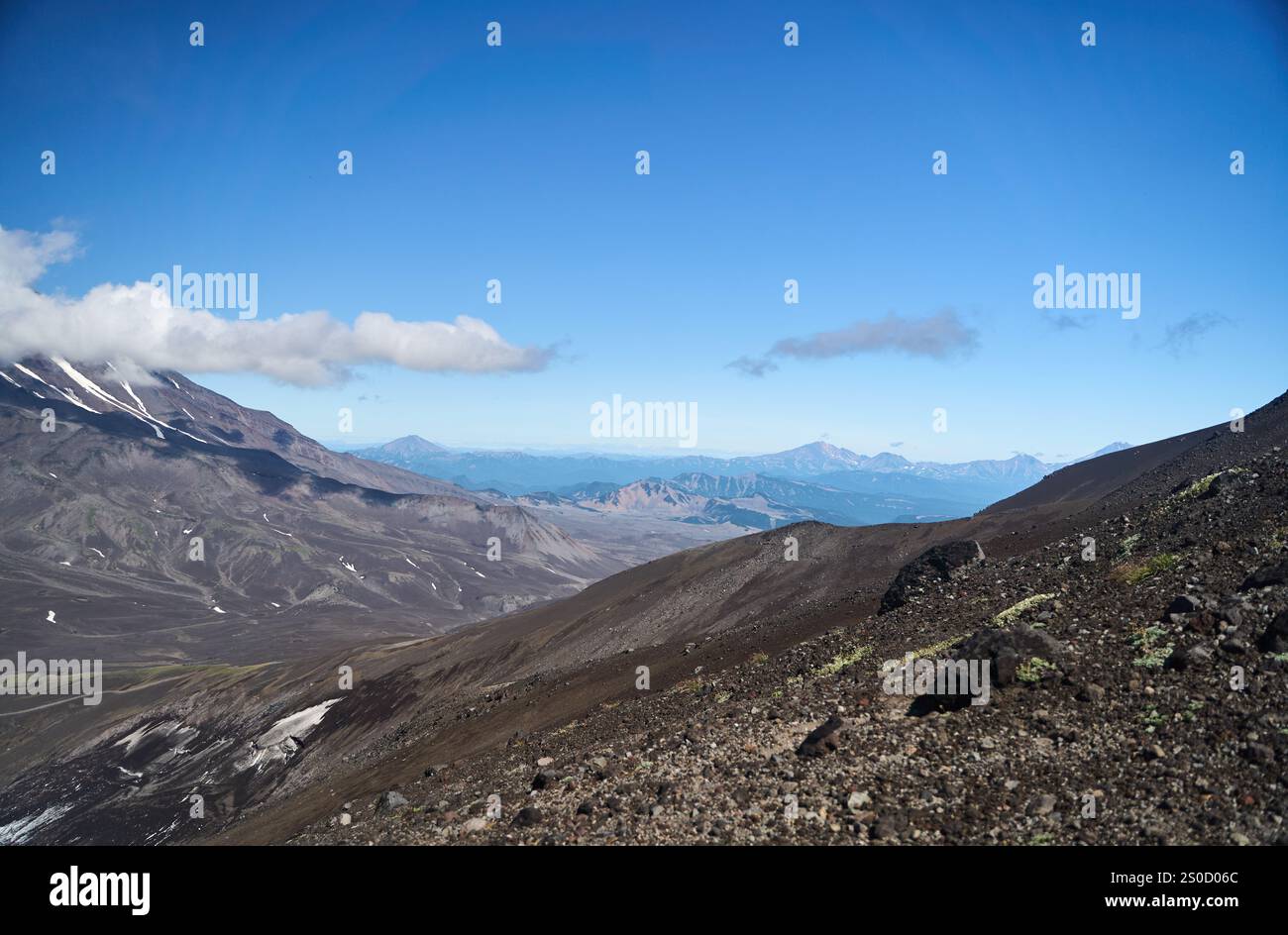 Vulcano Koryaksky. Il maestoso e stupefacente vulcano si trova sotto un chiaro e brillante cielo blu Foto Stock