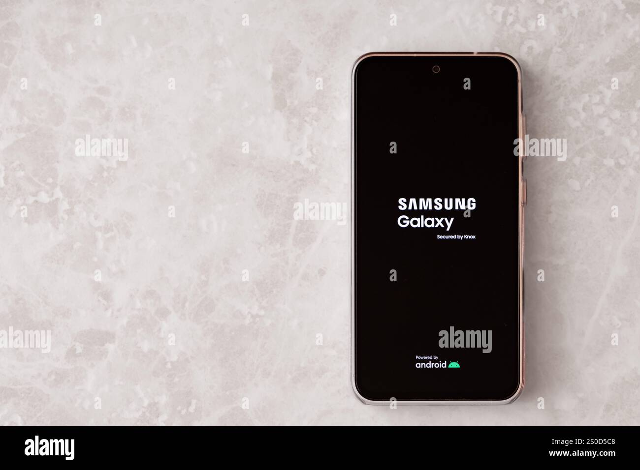 Schermo LCD dello smartphone Android. Logo di avvio del dispositivo mobile per smartphone Samsung Galaxy S primo piano dettaglio display AMOLED protetto dalla tecnologia Knox m. Foto Stock