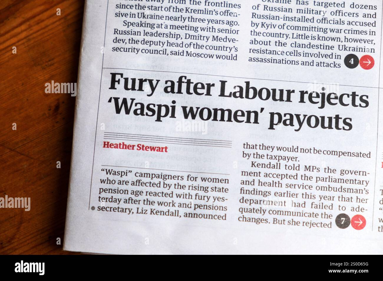 "Fury After Labour respinge i pagamenti delle donne Waspi", il giornale Guardian, titolo della pensione statale del governo laburista articolo 18 dicembre 2024 Londra Regno Unito Foto Stock
