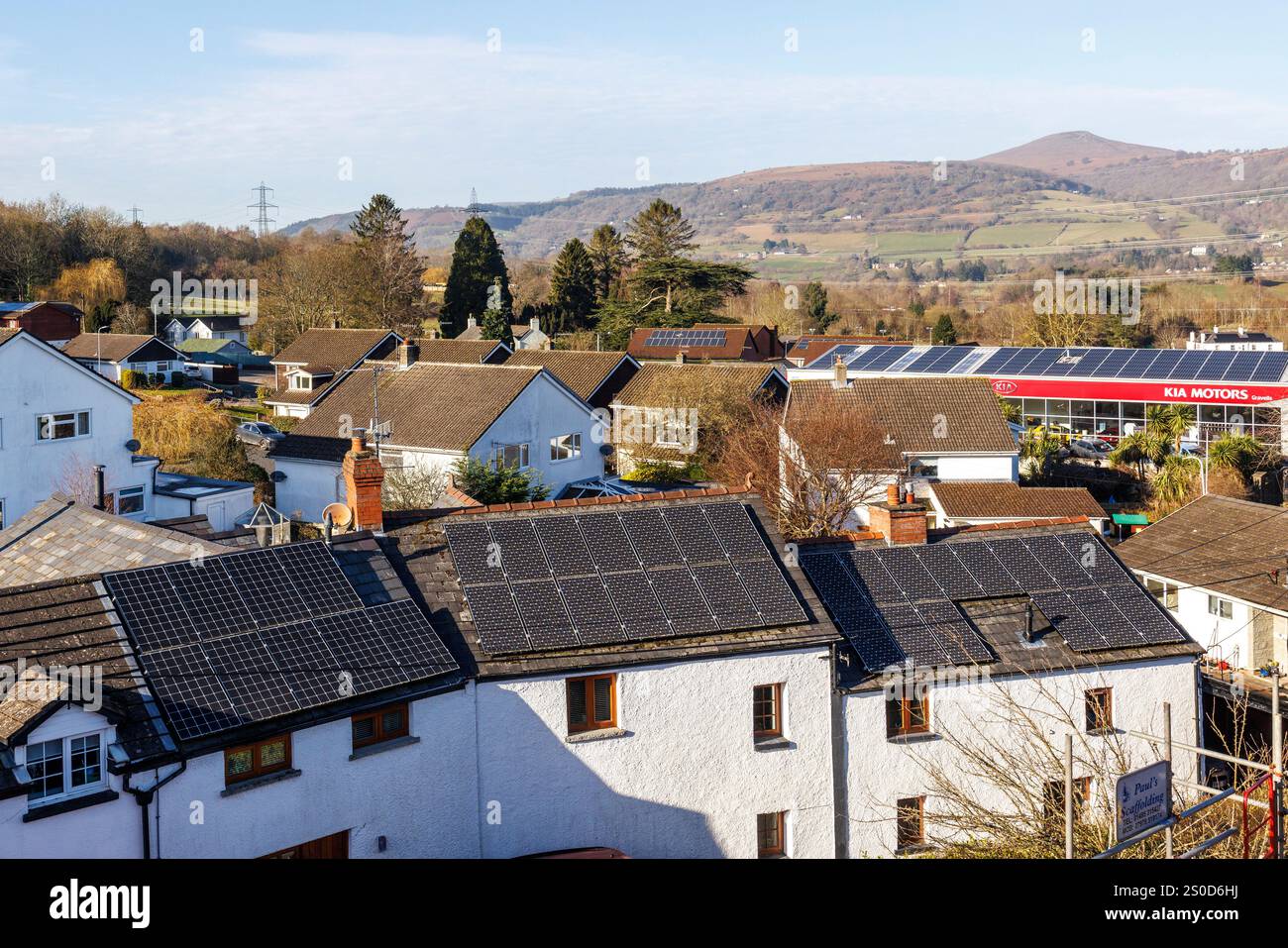 Pannelli solari sui tetti delle case e degli affari nel villaggio di Llanfoist, Galles, Regno Unito Foto Stock Pannelli solari sui tetti delle case e degli affari nel villaggio di Llanfoist, Galles, Regno Unito Foto Stock