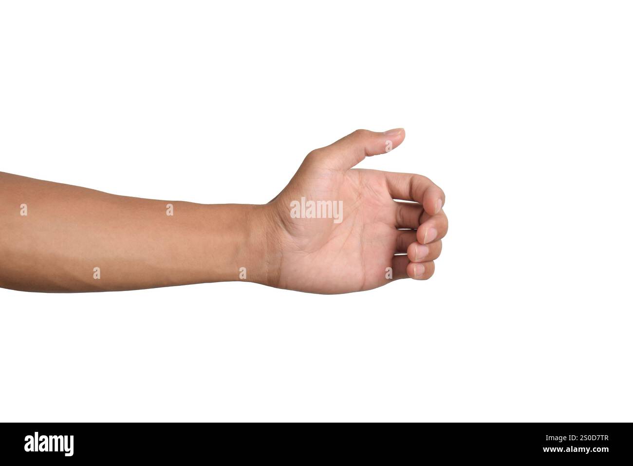 Mano maschile che tiene qualcosa come una bottiglia o una bomboletta isolata su sfondo bianco con percorso di ritaglio. Foto Stock