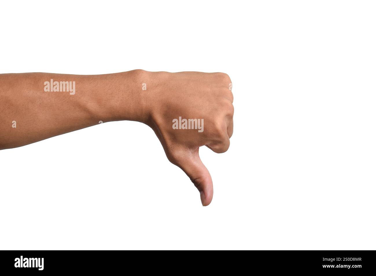 Mani di uomo che mostrano i pollici verso il basso gesto antipatico isolato su sfondo bianco. Concetto di gesto antipatico, antipatico, fallimento Foto Stock