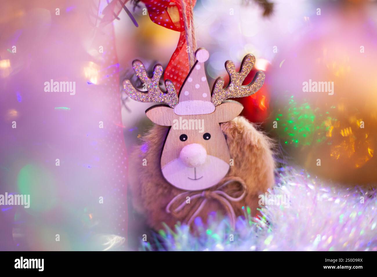 Sfondo natalizio con divertente giocattolo di cervi sull'albero di Natale Foto Stock