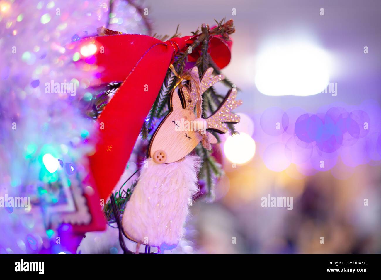 Sfondo natalizio con divertente giocattolo di cervi sull'albero di Natale Foto Stock
