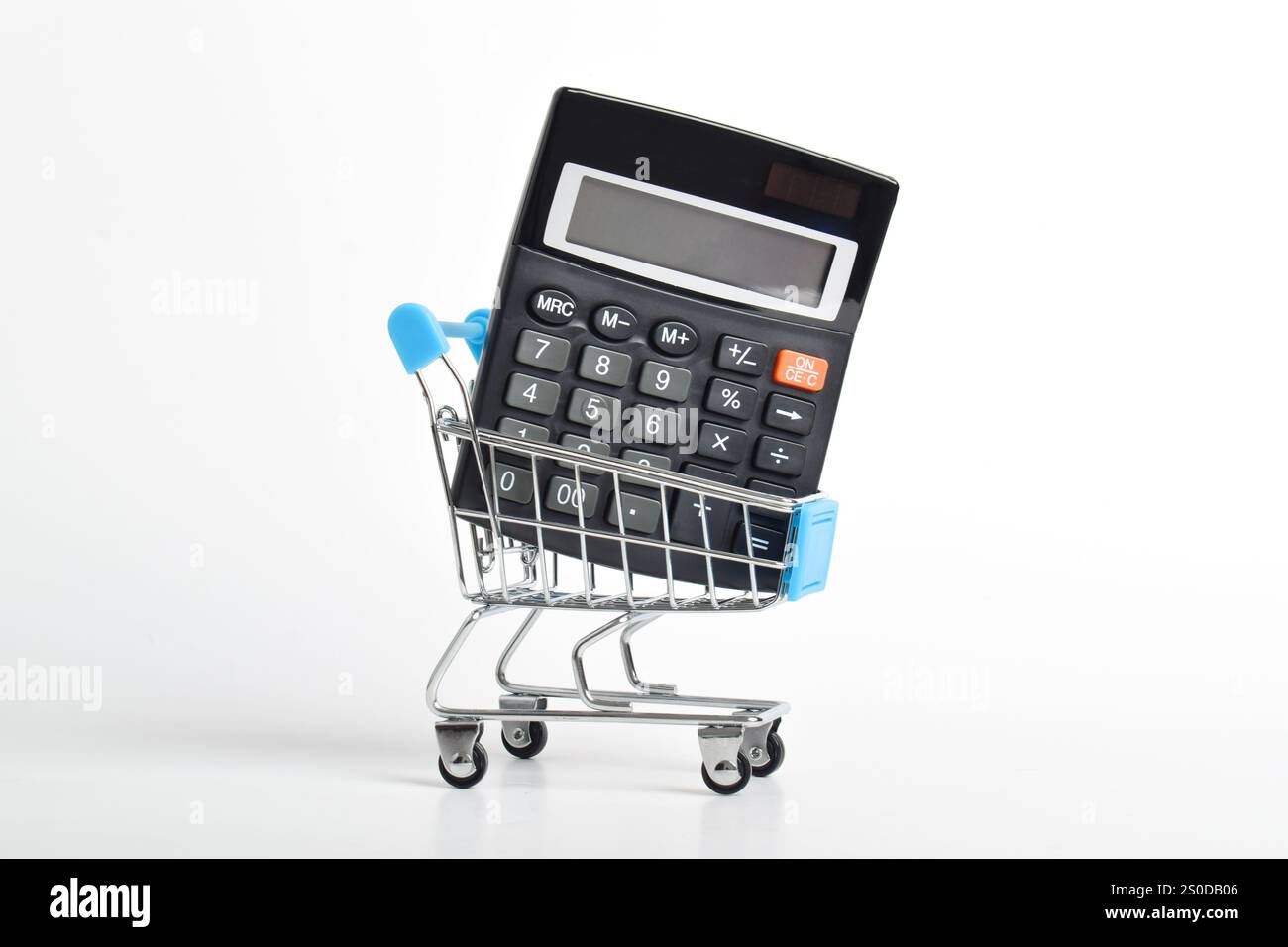 Calcolatrice e carrello isolato su sfondo bianco. Concetto di shopping e di spesa Foto Stock