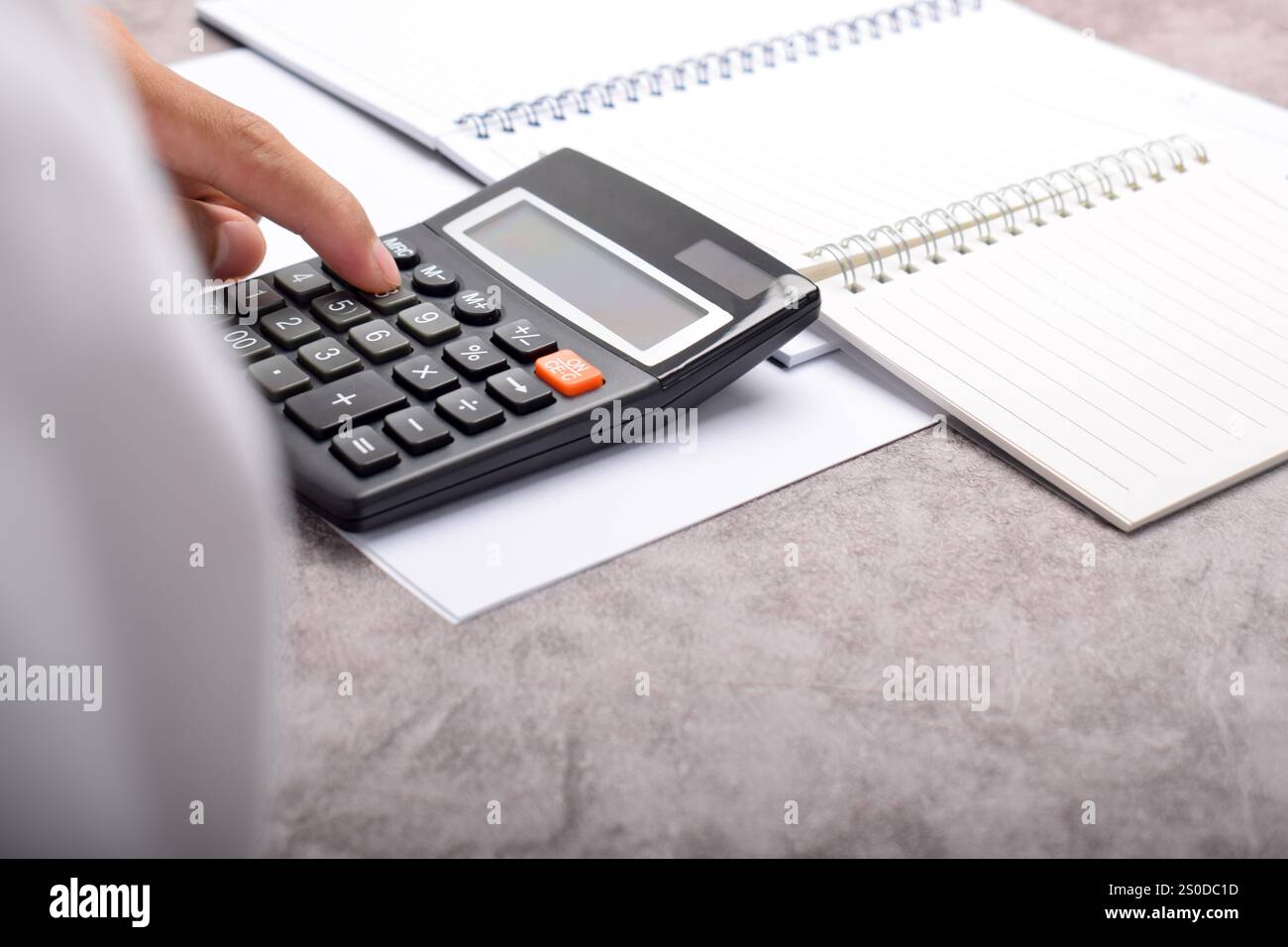 Uomo d'affari con calcolatrice. Calcolo delle finanze delle famiglie e degli appunti di scrittura, contabilità aziendale, gestione del budget. Finanza, budget e tasse c Foto Stock