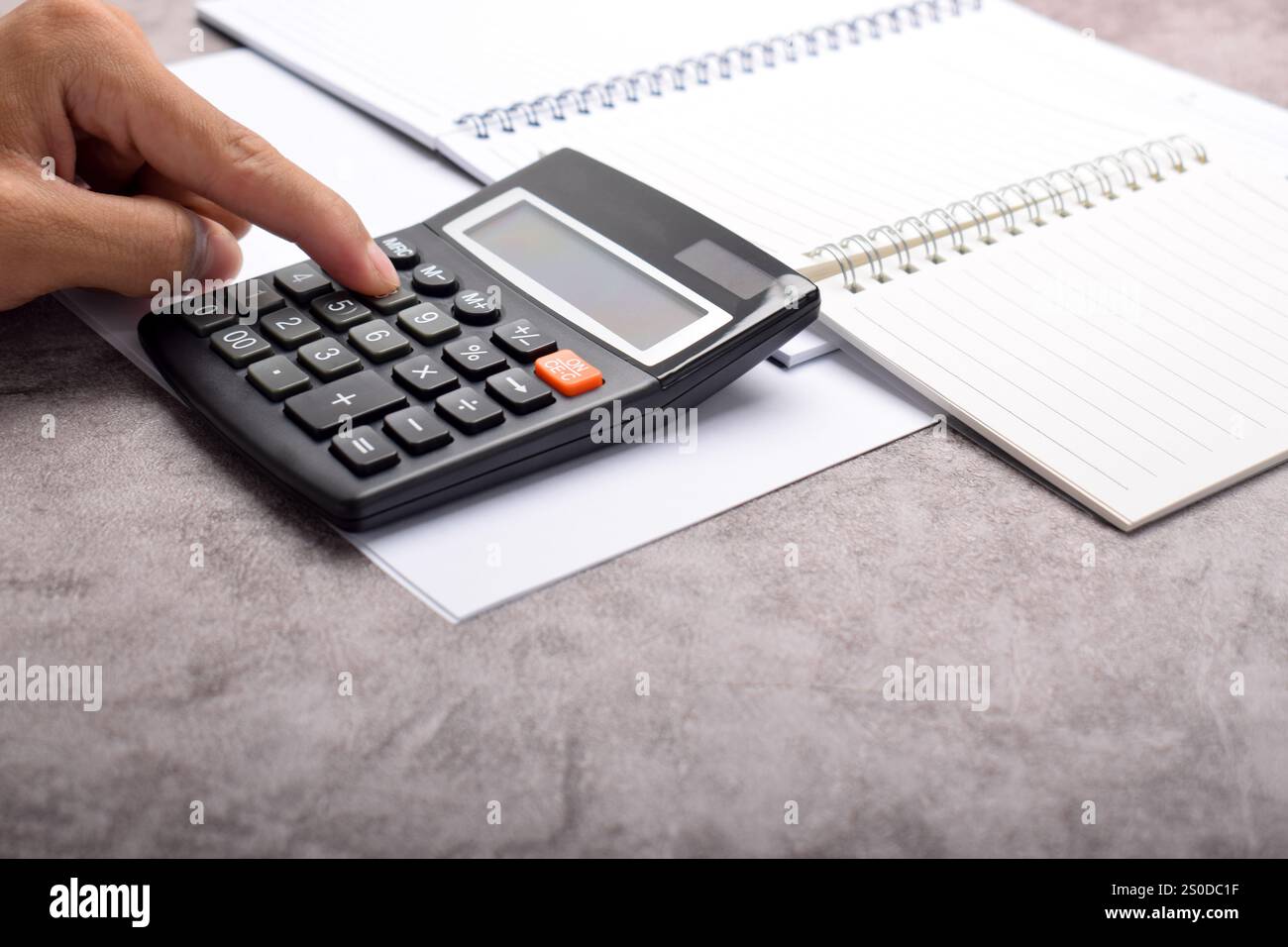 Uomo d'affari con calcolatrice. Calcolo delle finanze delle famiglie e degli appunti di scrittura, contabilità aziendale, gestione del budget. Finanza, budget e tasse c Foto Stock