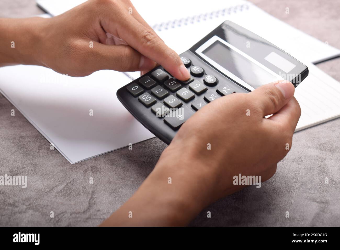 Uomo d'affari con calcolatrice. Calcolo delle finanze delle famiglie e degli appunti di scrittura, contabilità aziendale, gestione del budget. Finanza, budget e tasse c Foto Stock