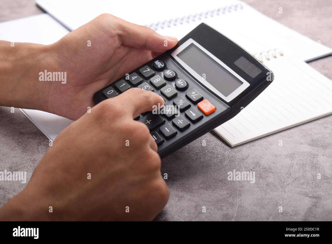 Uomo d'affari con calcolatrice. Calcolo delle finanze delle famiglie e degli appunti di scrittura, contabilità aziendale, gestione del budget. Finanza, budget e tasse c Foto Stock