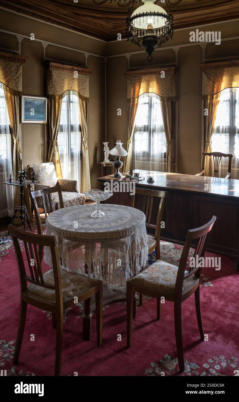 Ufficio vintage con mobili in legno, tovaglie in pizzo e decorazioni antiche. Foto Stock