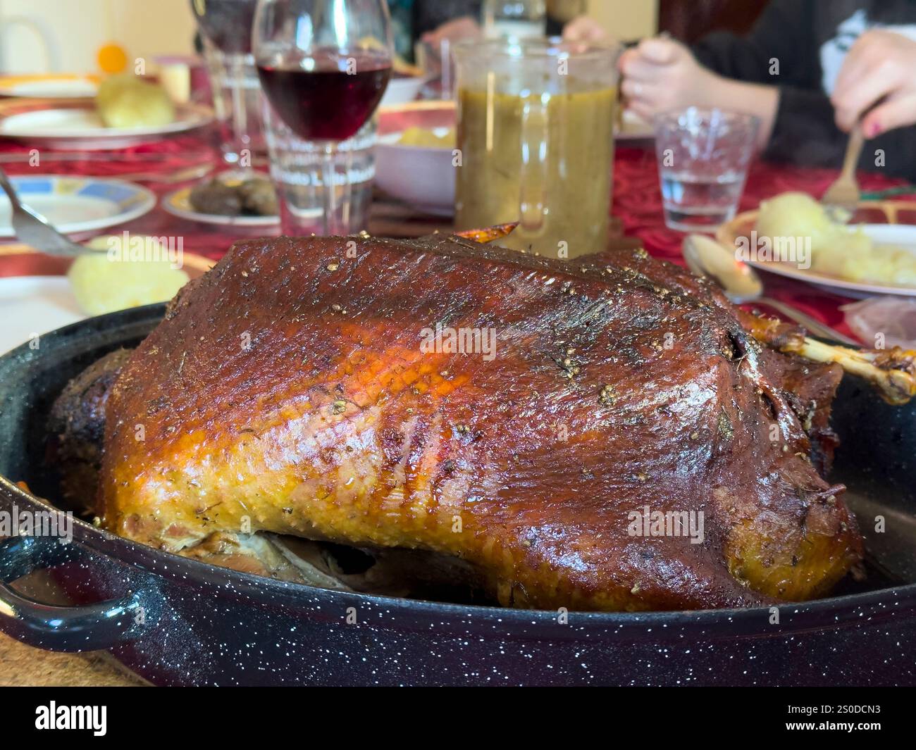 Anatra croccante arrosto di Natale sull'immagine del cibo del tavolo delle feste Foto Stock