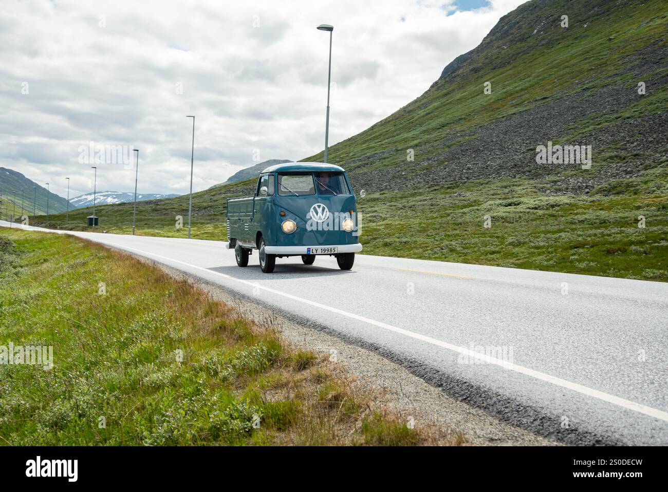 Eldrevatnet, Norvegia - 10 luglio 2023: Volkswagen Transporter Bus Typ 2 T1 oldtimer auto d'epoca su una strada di campagna con montagne vicino Eldrevatnet, Norwa Foto Stock