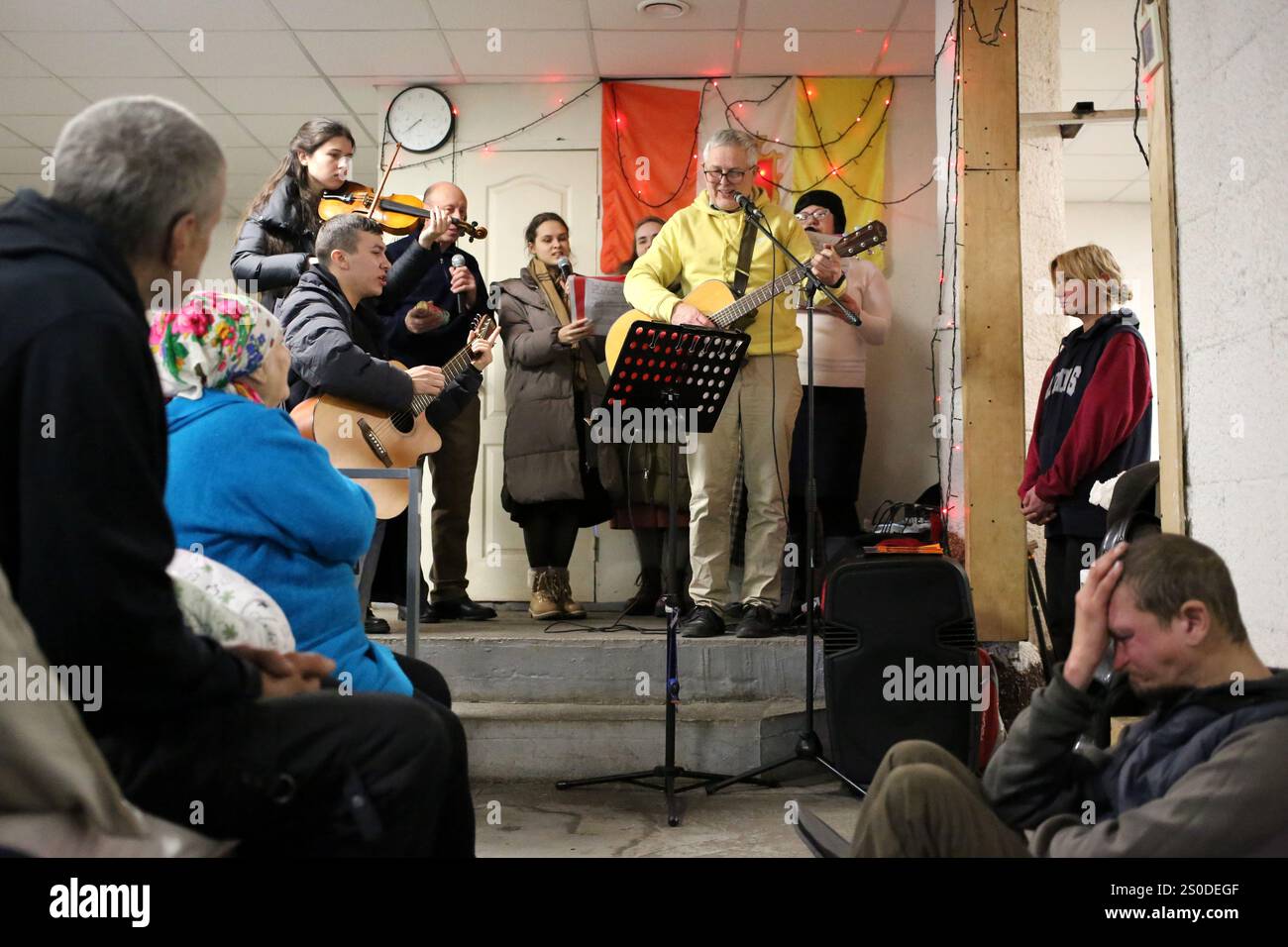 Odessa, Ucraina. 26 dicembre 2024. Il gruppo evangelista della prima Chiesa evangelica cristiana-battista di Odessa si esibisce per i senzatetto in un rifugio in via Dalnitskaya. Il concerto di Natale per i senzatetto nel rifugio è stato organizzato dal gruppo Evangelismo della prima Chiesa evangelica cristiana-battista di Odessa. (Foto di Viacheslav Onyshchenko/SOPA Images/Sipa USA) credito: SIPA USA/Alamy Live News Foto Stock