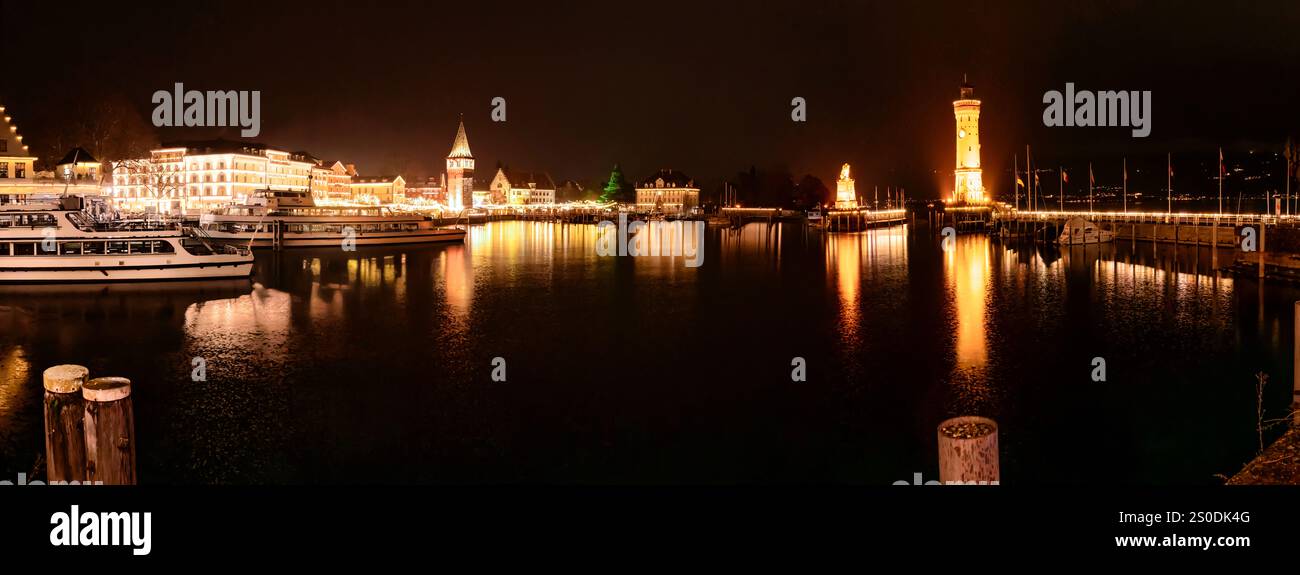 Panorama del porto illuminato di Lindau sul lago di Costanza nel periodo natalizio in Baviera, Germania Foto Stock