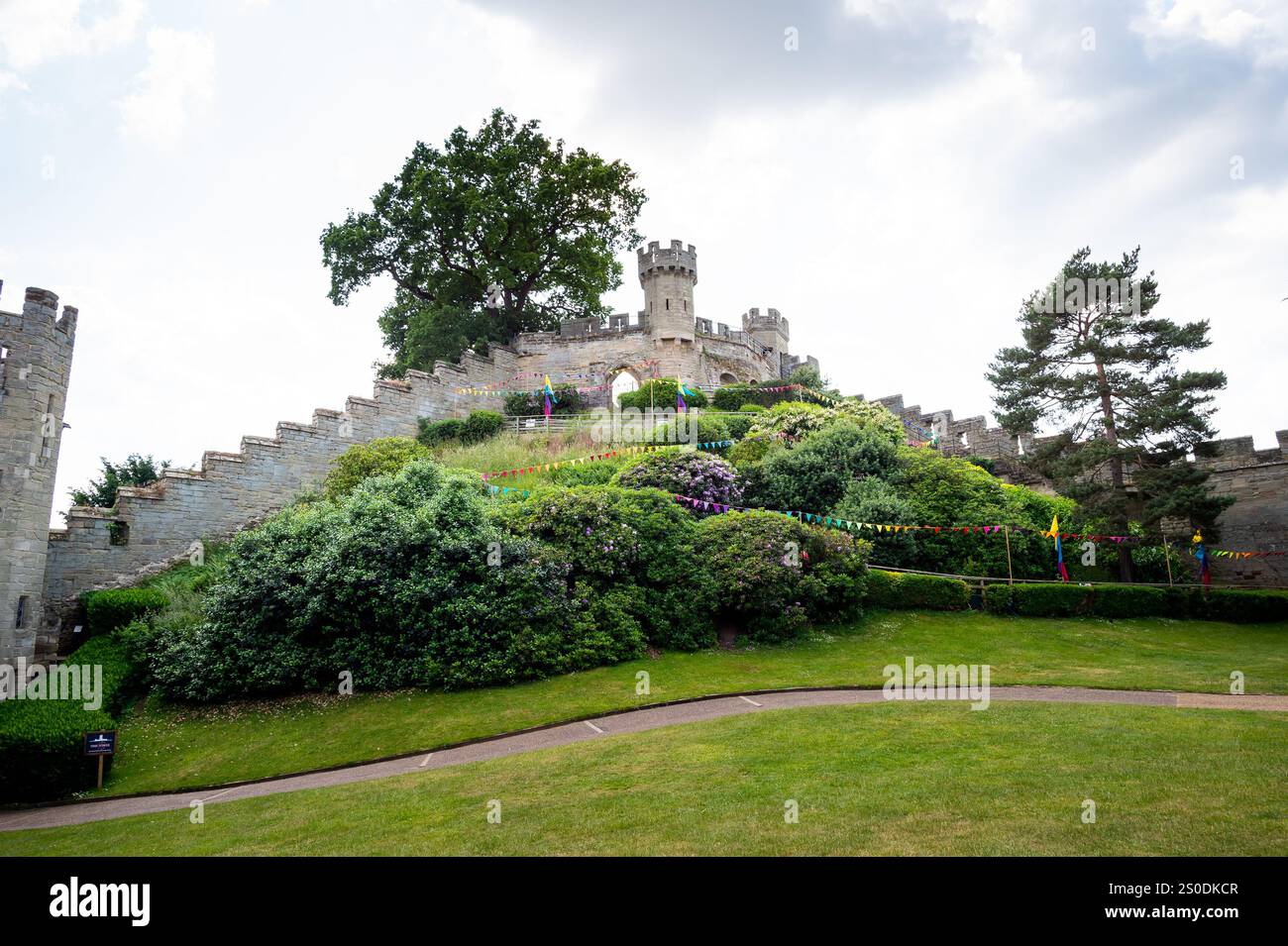Vista del castello di Warwick dai giardini. Warwickshire Inghilterra Regno Unito. Foto Stock