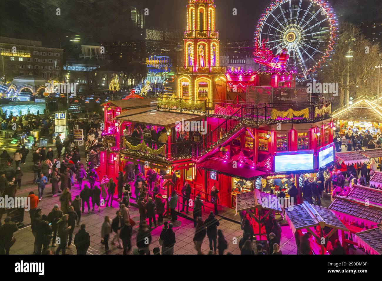 Mercatino di Natale di Stoccarda all'ora blu. Piramide di Natale su Schlossplatz di fronte al Palazzo nuovo con ruota panoramica. L'evento tradizionale Foto Stock