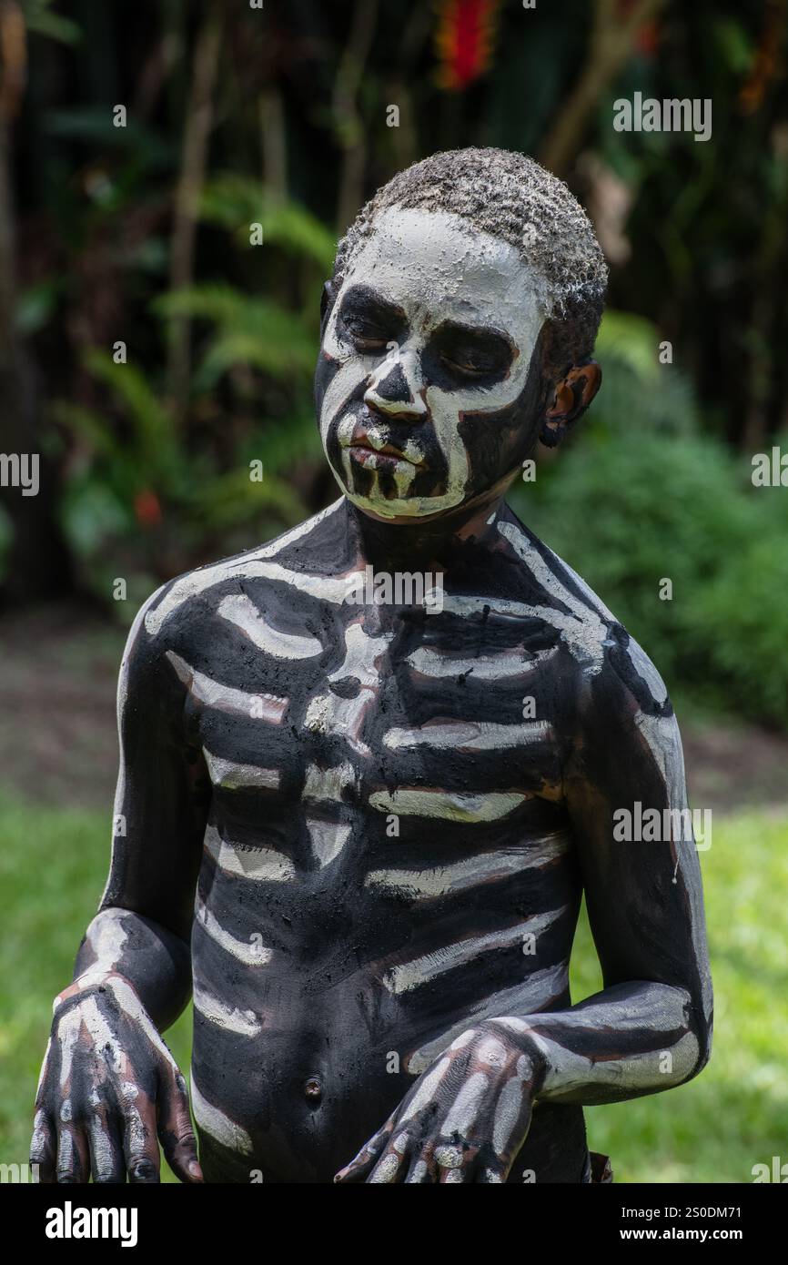 Gli Skeleton Men della tribù Omo Bugamo della Papua nuova Guinea dipingono i loro corpi con vernice bianca e nera che emula lo scheletro umano, Chimbu Prov Foto Stock