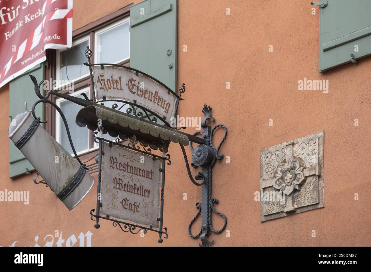 Cartello con la brocca dell'Hotel Eisenkrug, Dr.-Martin-Luther-Strasse 1, Dinkelsbuehl, Baviera, Germania, Europa Foto Stock