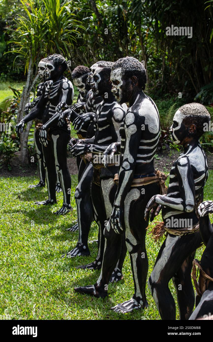 Gli Skeleton Men della tribù Omo Bugamo della Papua nuova Guinea dipingono i loro corpi con vernice bianca e nera che emula lo scheletro umano, Chimbu Prov Foto Stock