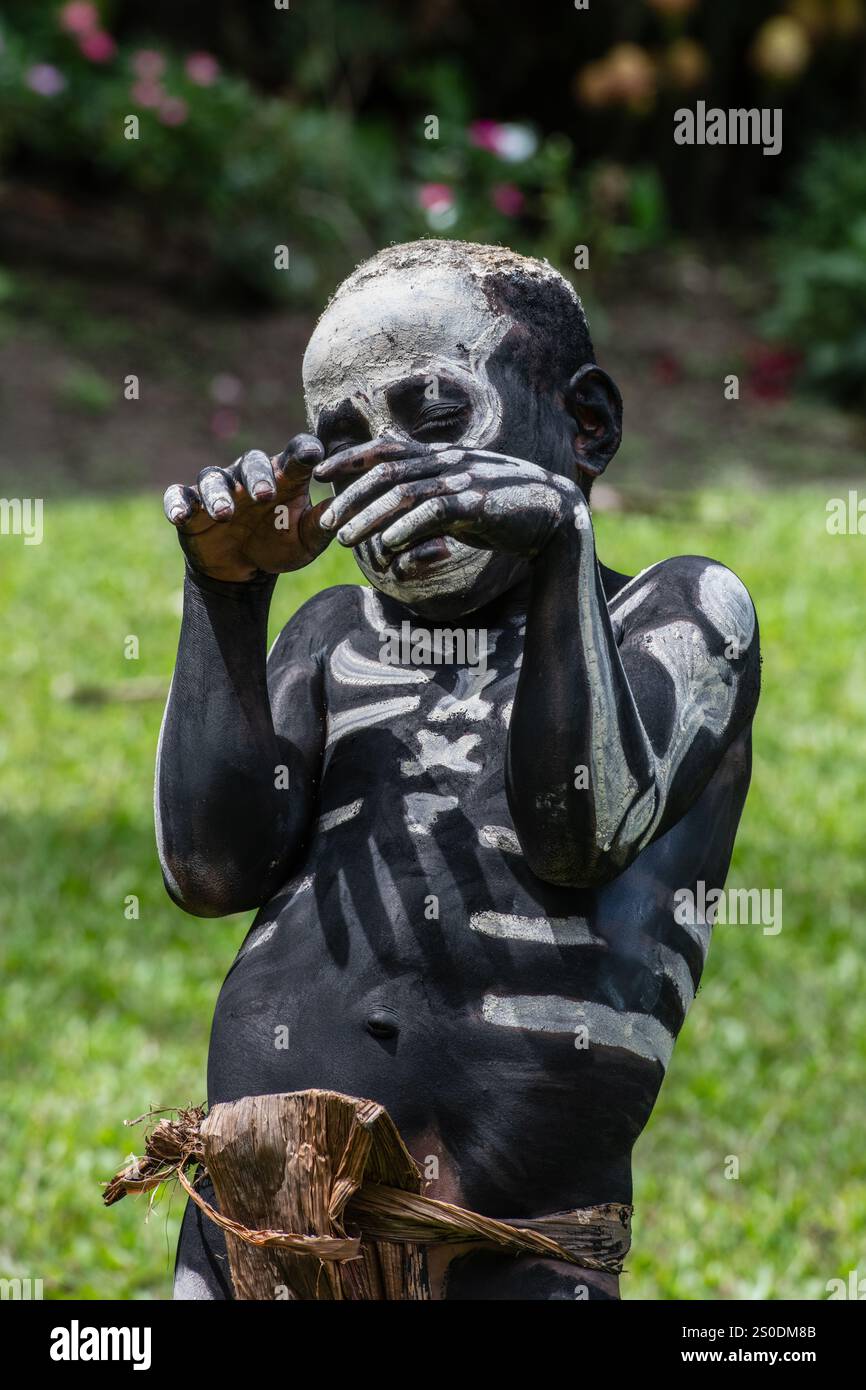 Gli Skeleton Men della tribù Omo Bugamo della Papua nuova Guinea dipingono i loro corpi con vernice bianca e nera che emula lo scheletro umano, Chimbu Prov Foto Stock