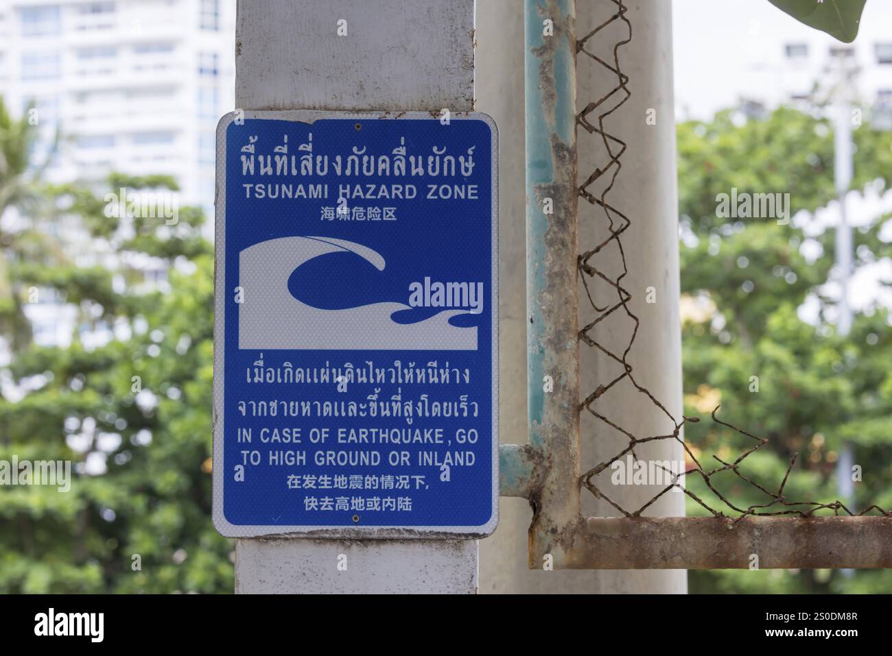 Zona di pericolo per lo tsunami. Cartello segnaletico, indicazione delle vie di fuga in caso di un altro terremoto. Area della spiaggia e strada costiera nella città di Patong, K. Foto Stock