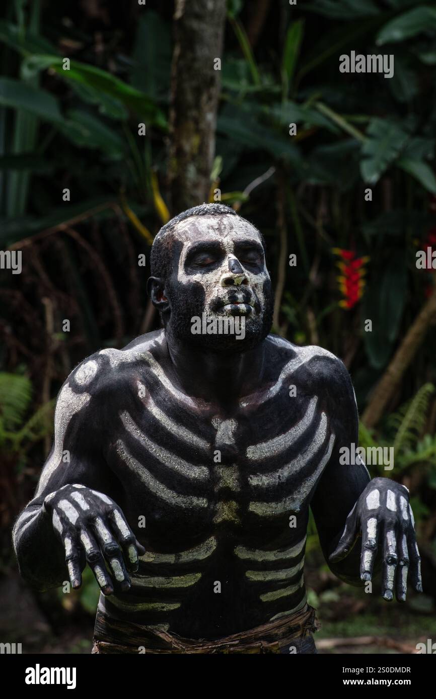 Gli Skeleton Men della tribù Omo Bugamo della Papua nuova Guinea dipingono i loro corpi con vernice bianca e nera che emula lo scheletro umano, Chimbu Prov Foto Stock
