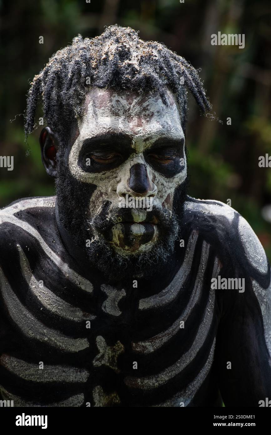 Gli Skeleton Men della tribù Omo Bugamo della Papua nuova Guinea dipingono i loro corpi con vernice bianca e nera che emula lo scheletro umano, Chimbu Prov Foto Stock