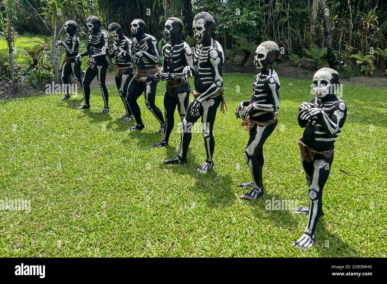 Gli Skeleton Men della tribù Omo Bugamo della Papua nuova Guinea dipingono i loro corpi con vernice bianca e nera che emula lo scheletro umano, Chimbu Prov Foto Stock