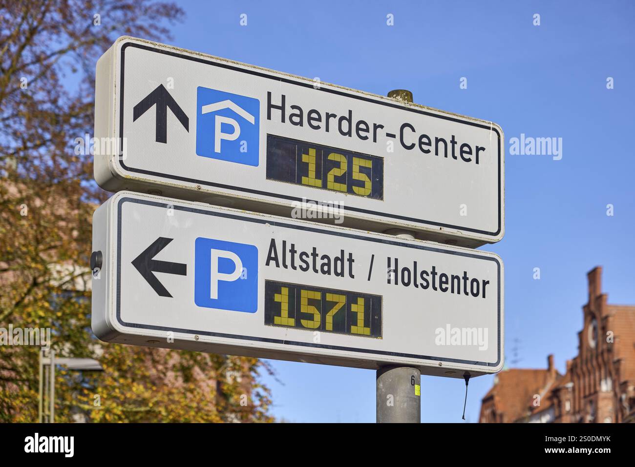 Cartello con le indicazioni per il parcheggio a più piani Haerder-Center e per il parcheggio della città vecchia di Holstentor contro il cielo blu, mostra di posti auto gratuiti, Wallstrasse, Hanse Foto Stock