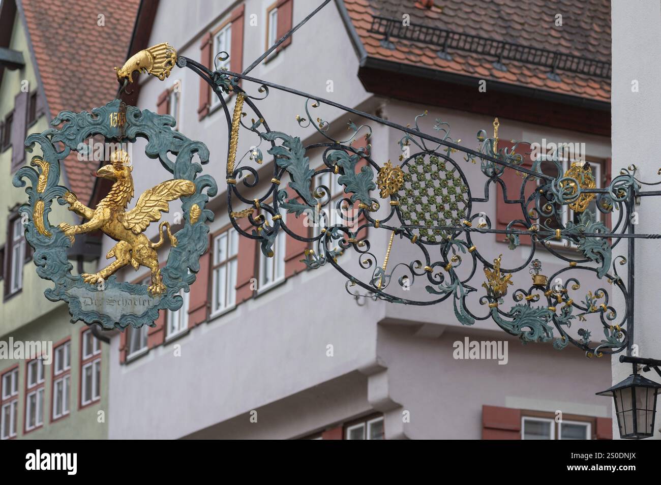 Segno storico del naso risalente al 1900 circa presso l’ex Gasthof Zum Greifen, Dr.-Martin-Luther-Strasse 7, Dinklesbuehl, Baviera, Germania, Europa Foto Stock