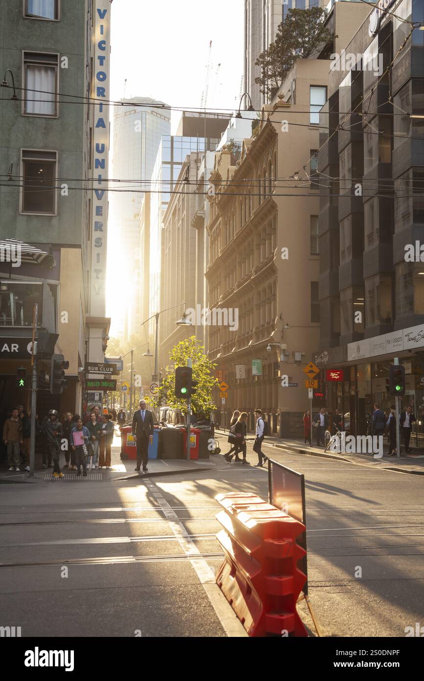 Dicembre 2019 le strade di Melbourne in Australia poco prima di Natale. Il sole basso splende per la strada Foto Stock