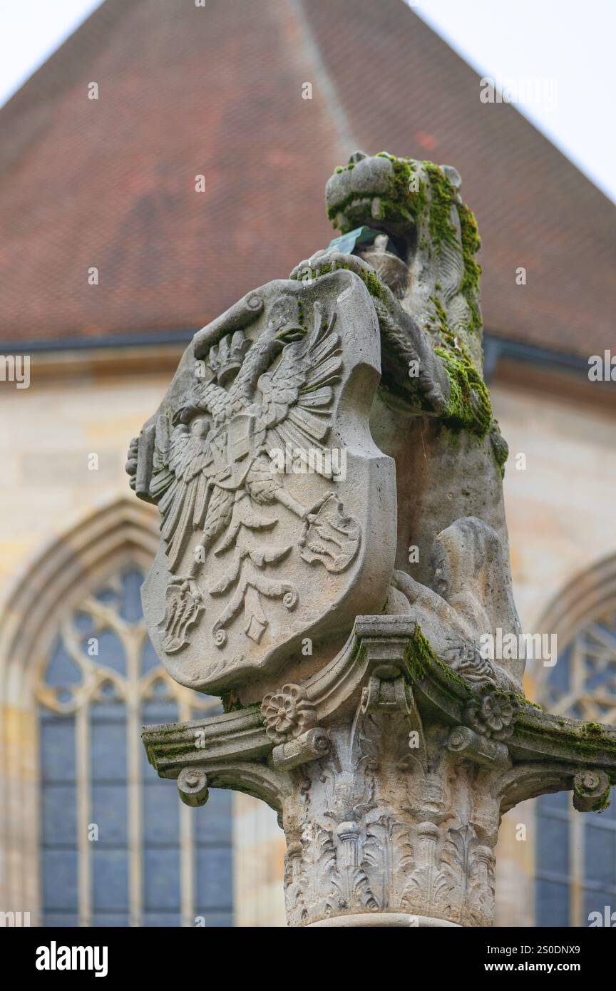 Colonna fontana con leone e stemma con aquila a doppia testa, XVI secolo, Dinkelsbuehl, Baviera, Germania, Europa Foto Stock