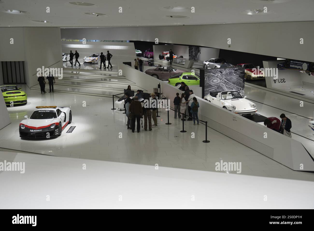 I visitatori possono ammirare vari modelli Porsche in una grande sala espositiva, New Porsche Museum 2009, Stoccarda, Baden-Wuerttemberg, Germania, Europa Foto Stock