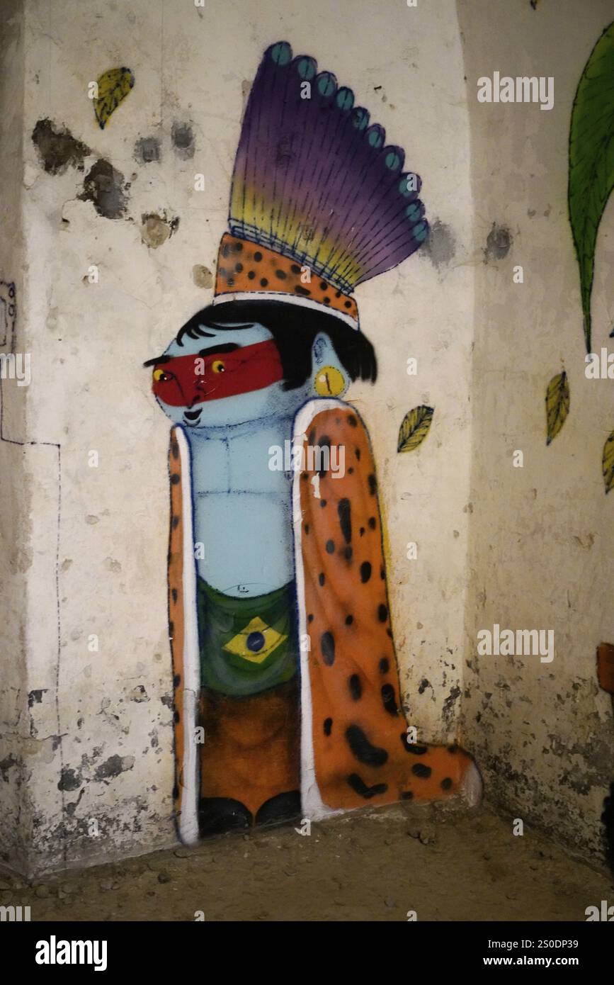 MAUSA VAUBAN, Museo di Arte Urbana e Arte di strada, Fortezza Neuf-Brisach, Francia, Europa, Una figura blu con copricapo indiano e mantello raffigurati come un muro Foto Stock