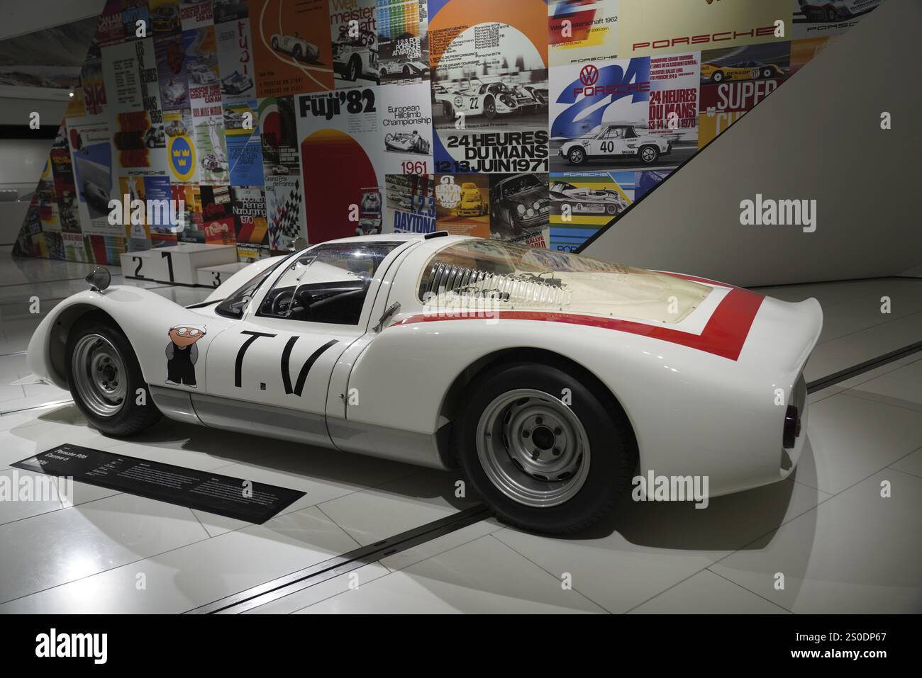 Porsche 906 Carerra 6, auto sportiva bianca con strisce rosse esposta di fronte a un cartellone colorato, New Porsche Museum 2009, Stoccarda, Baden-Wuertt Foto Stock