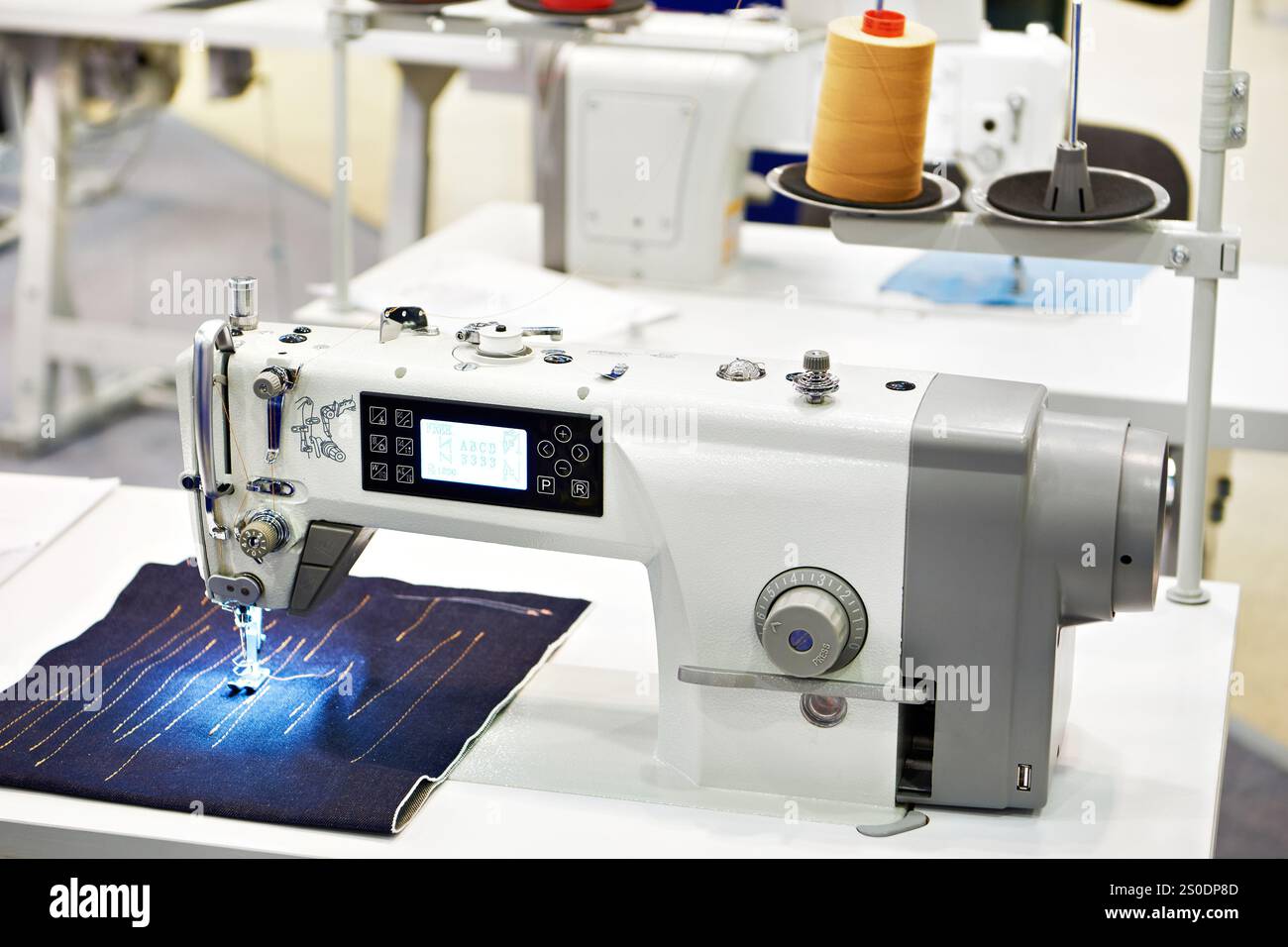Macchina universale per cuciture a chiave con presa diretta in officina Foto Stock