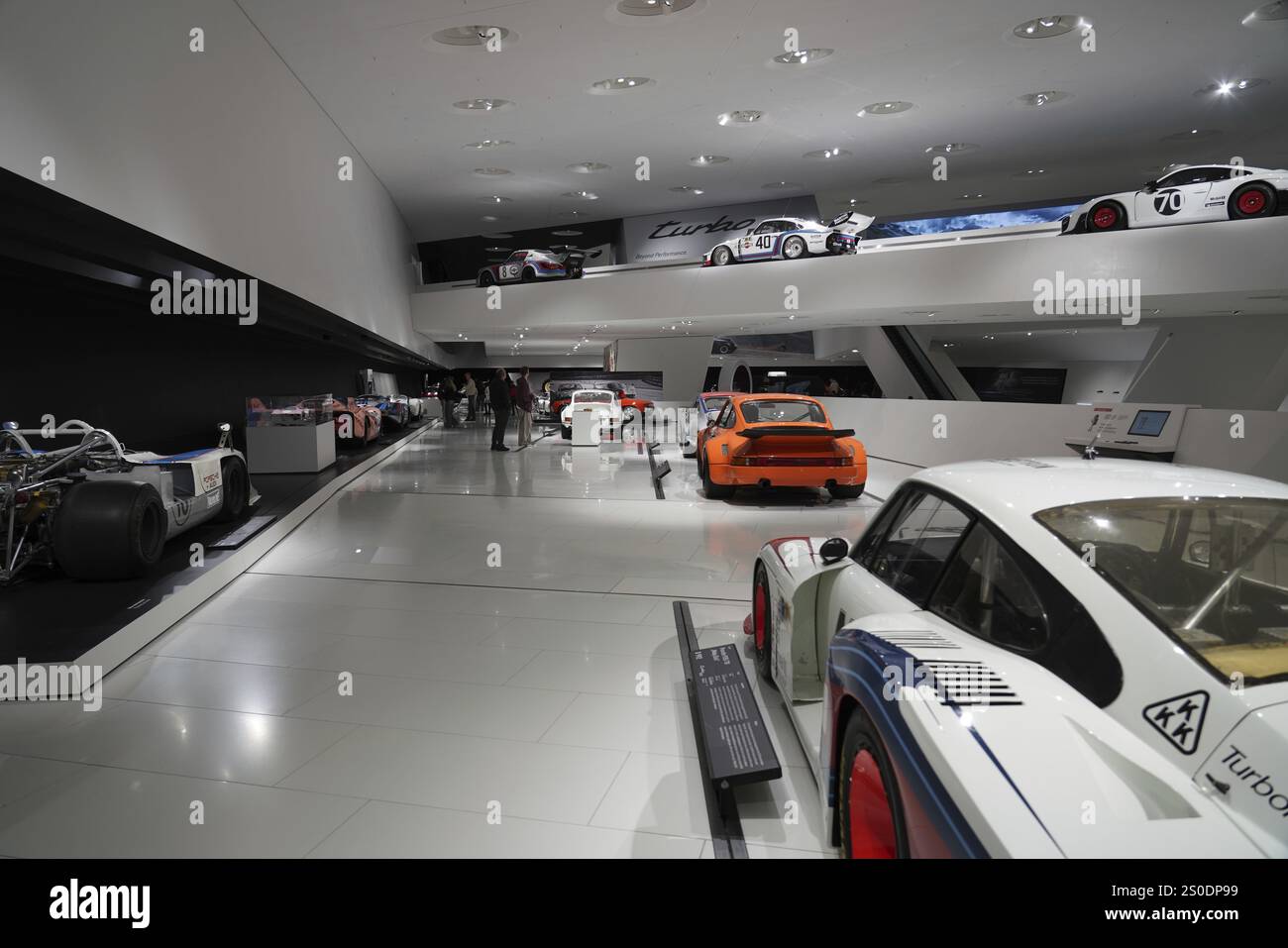 Diverse auto da corsa storiche in una grande sala espositiva, New Porsche Museum 2009, Stoccarda, Baden-Wuerttemberg, Germania, Europa Foto Stock