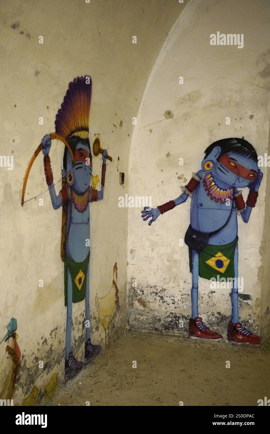 MAUSA VAUBAN, Museo di Arte Urbana e Arte di strada, Fortezza Neuf-Brisach, Francia, Europa, Street art con due figure blu in abito indiano, una tenuta Foto Stock
