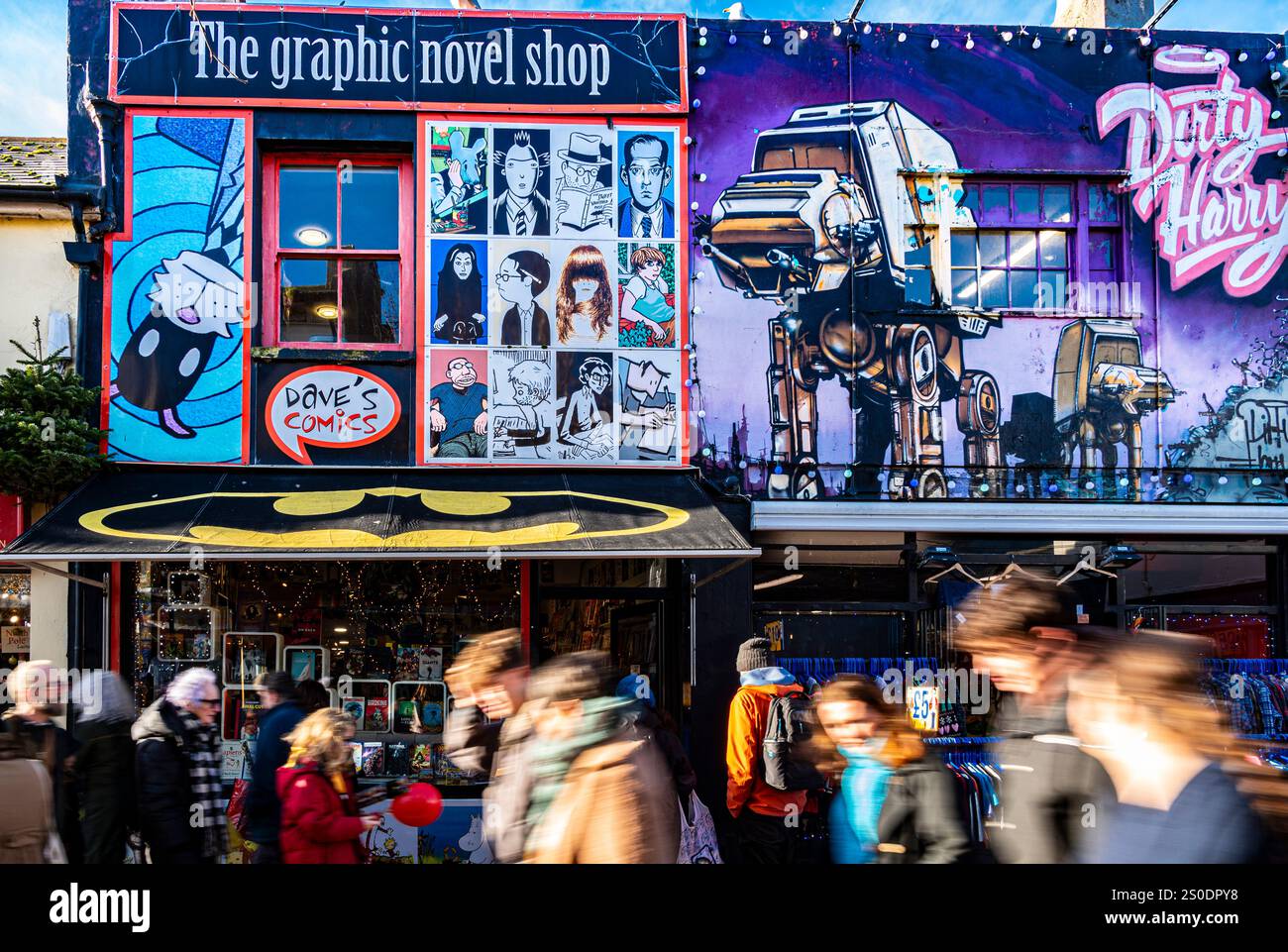 Persone che passano accanto al negozio di graphic novel nel North Laine, Brighton Foto Stock