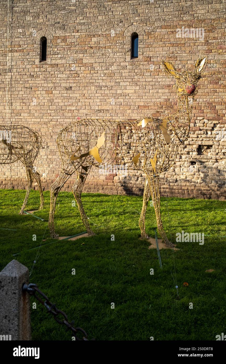 Decorazioni natalizie sculture animali fuori dal castello di Cardiff Cardiff Cardiff Galles del Sud Foto Stock