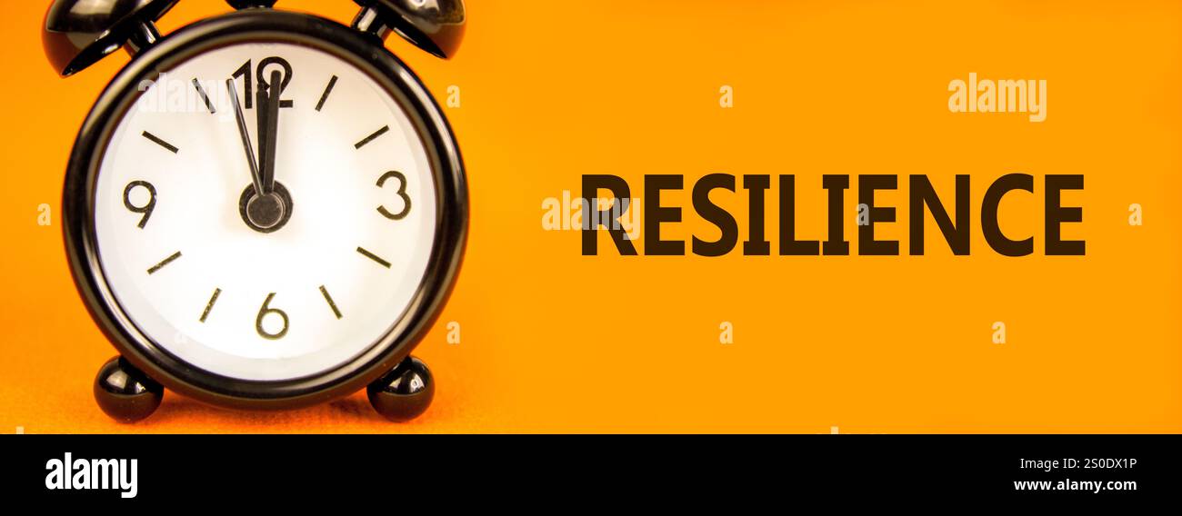 Simbolo di resilienza. Concetto di resilienza su una bella carta arancione. Splendido sfondo arancione. Sveglia nera. Cep. Resilienza aziendale Foto Stock