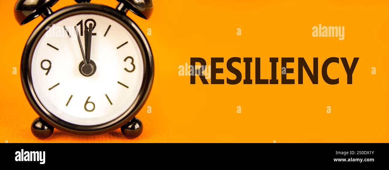 Simbolo di resilienza. Parola concettuale resilienza su una bella carta arancione. Splendido sfondo arancione. Sveglia nera. Concep. Resilienza aziendale Foto Stock