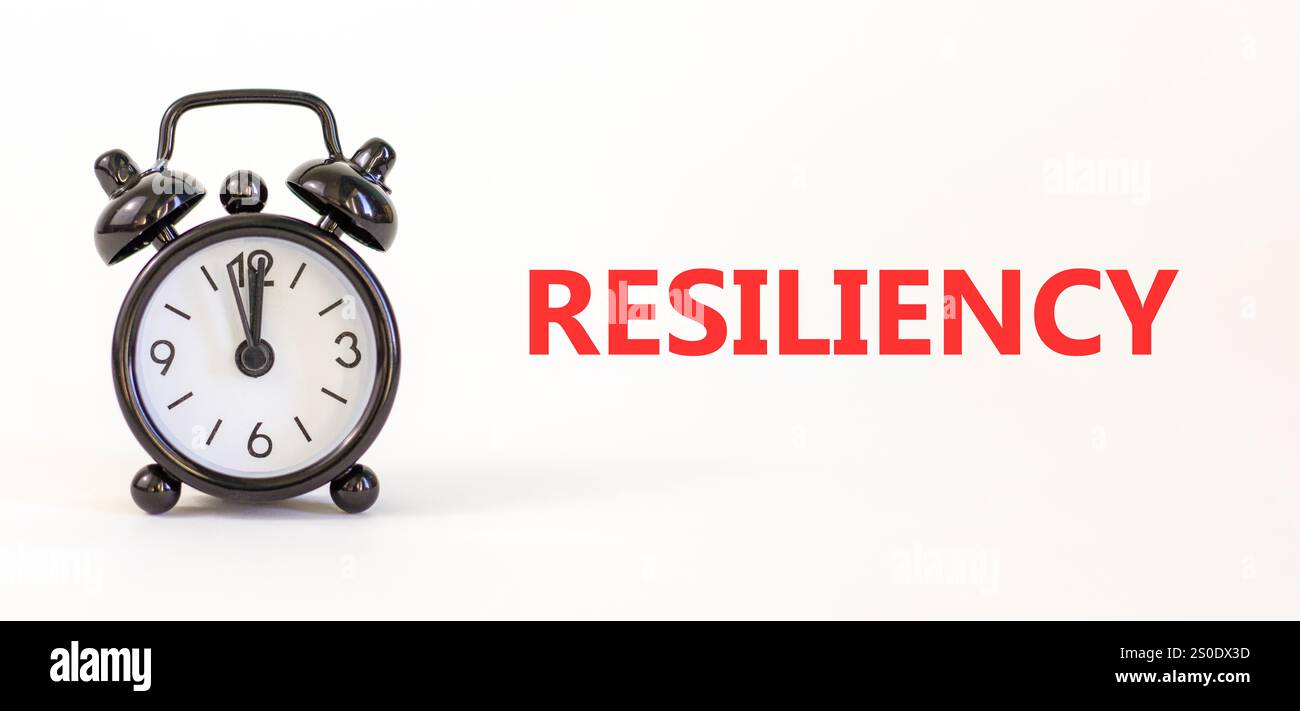 Simbolo di resilienza. Concetto di resilienza in un bellissimo white paper. Splendido sfondo bianco. Sveglia nera. Concetto di resilienza aziendale. Foto Stock