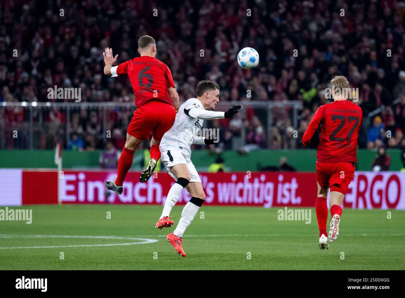 Joshua Kimmich (FC Bayern Muenchen, #06) im Zweikampf mit Florian Wirtz (Bayer Leverkusen, #10), daneben Konrad Laimer (FC Bayern Muenchen, #27), GER, FC Bayern Muenchen (FCB) vs Bayer 04 Leverkusen (B04), Fussball DFB Pokal, Achtel 2024 2025 03.12.2024 Foto Stock