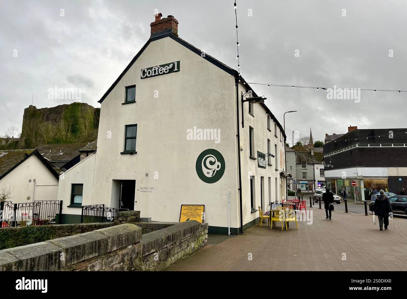 Caffè n. 1 a Haverfordwest, Pembrokeshire, Galles, Regno Unito. 16 dicembre 2024. - Immagine stock catturata con smartphone