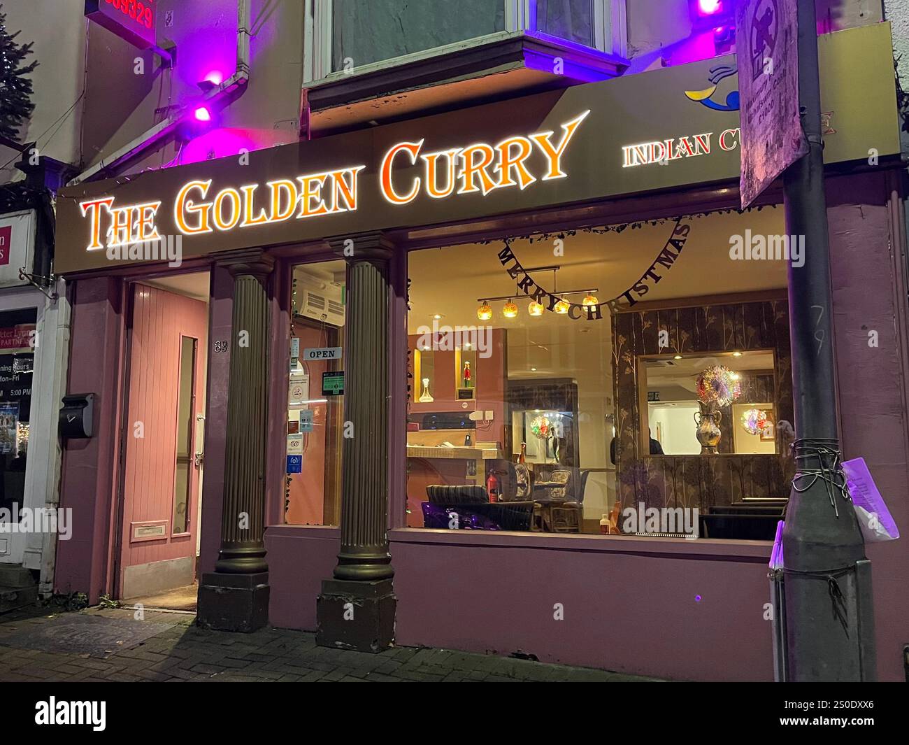 Il Golden Curry, un ristorante indiano su Newton Road. Mumbles, Swansea, Galles, Regno Unito. 28 novembre 2024. Foto Stock
