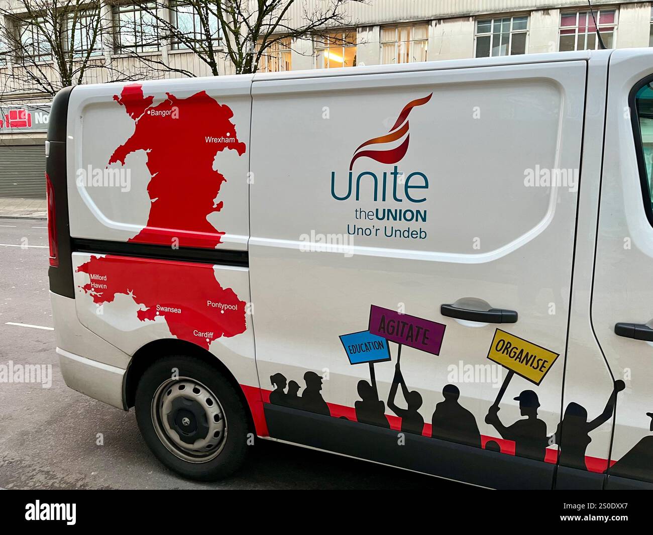 Un Unite il furgone dell'Unione con una mappa del Galles sul lato. High Street, Swansea, Galles, Regno Unito. 11 dicembre 2024. - Immagine stock catturata con smartphone
