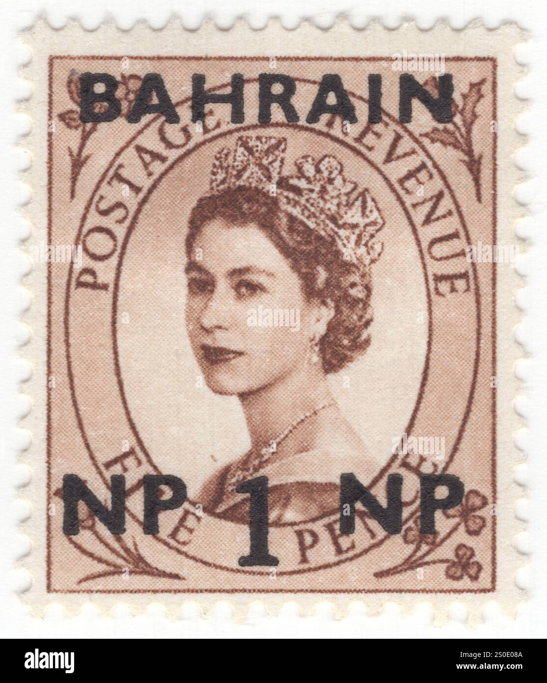 BAHRAIN - 1957 aprile 1: 1 naye paise su 5 pence francobollo marrone chiaro raffigurante il ritratto di Elisabetta II, regina del Regno Unito e di altri regni del Commonwealth, protettore del Bahrain. Il suo regno è il più lungo di qualsiasi monarca britannico. Il Bahrein era un territorio protetto dai britannici fino a quando divenne uno stato indipendente il 15 agosto 1971. Il Regno del Bahrein è un'isola dell'Asia occidentale. Si trova sul Golfo Persico e comprende un piccolo arcipelago, incentrato sull'isola del Bahrain. La capitale e la città più grande è Manama Foto Stock