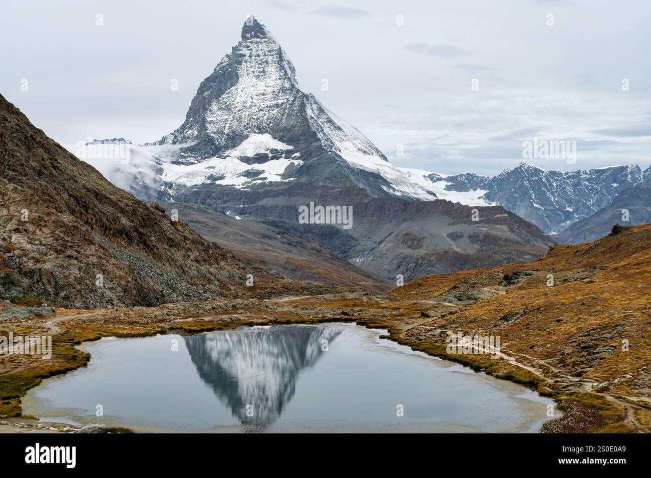 Il paesaggio di APLs con il Monte Cervino e il suo riflesso in un lago. Foto Stock